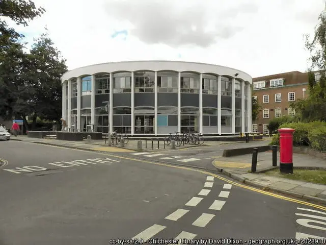 Chichester Library Photo © David Dixon (cc-by-sa/2.0)