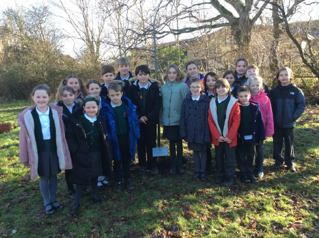 Ashington pupils with their OAk for the Queen